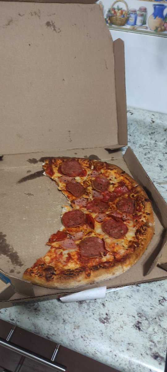 Gracias por nunca llegar <a href="/dominosmx/">Domino's México</a> jamás llegaron a mi domicilio 😡😡 y no se toman la molestia de calentar la pizza ya que estaba en la sucursal ✊✊✊