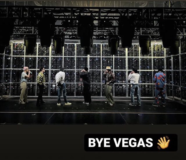 ChimchiminnieG's tweet photo. Have a safe flight @BTS_twt 💜
And safe travels going home from Vegas to our #BTSARMY https://t.co/V6bKUXwRvC