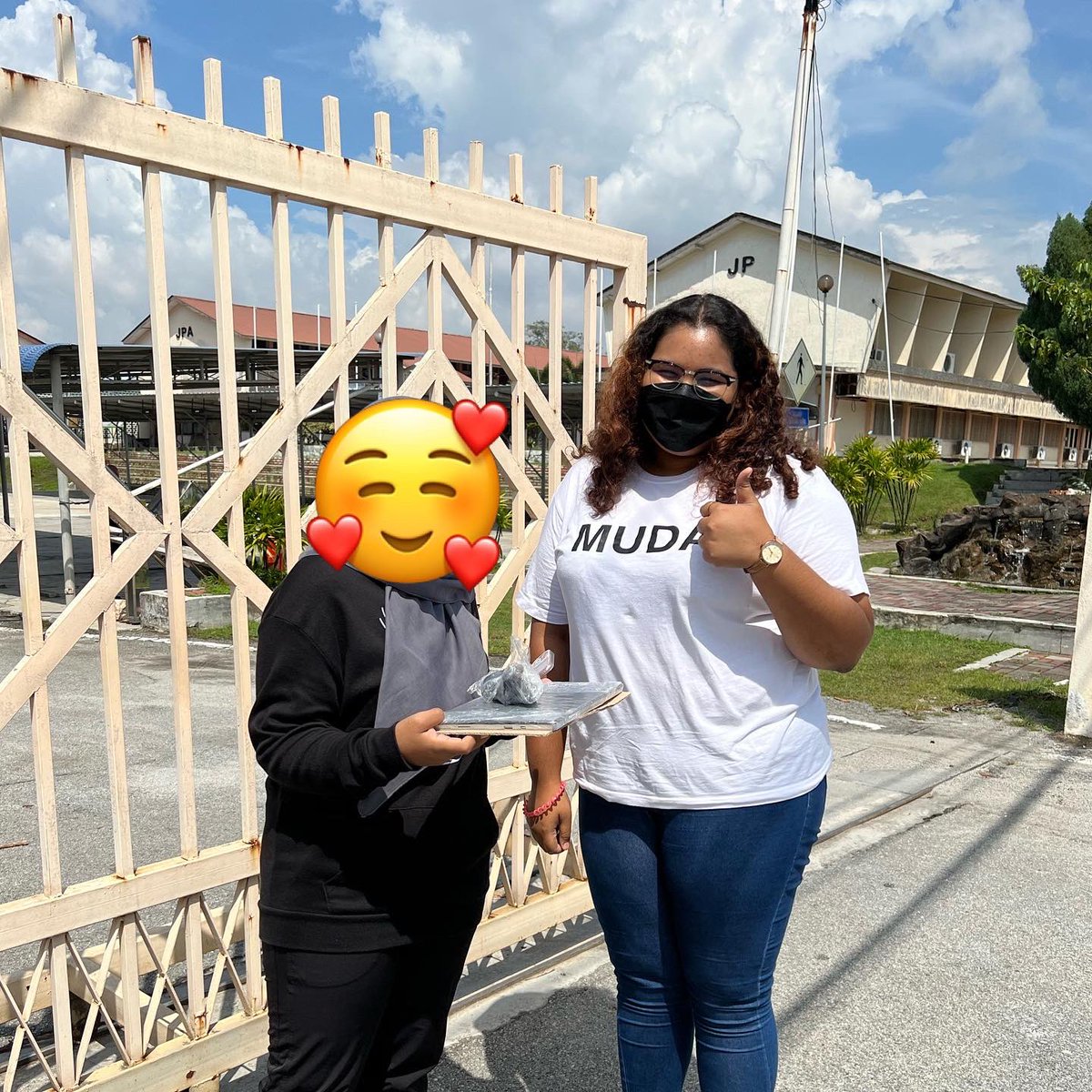 partimudaperak's tweet photo. Dalam fasa hantar laptop ke penerima. 

4 lagi unit laptop mempunyai tuan baru. 

Jangan risau, laptop tu anda boleh simpan buat selamanya, kami tidak akan minta balik. https://t.co/QI4WwwSM9D