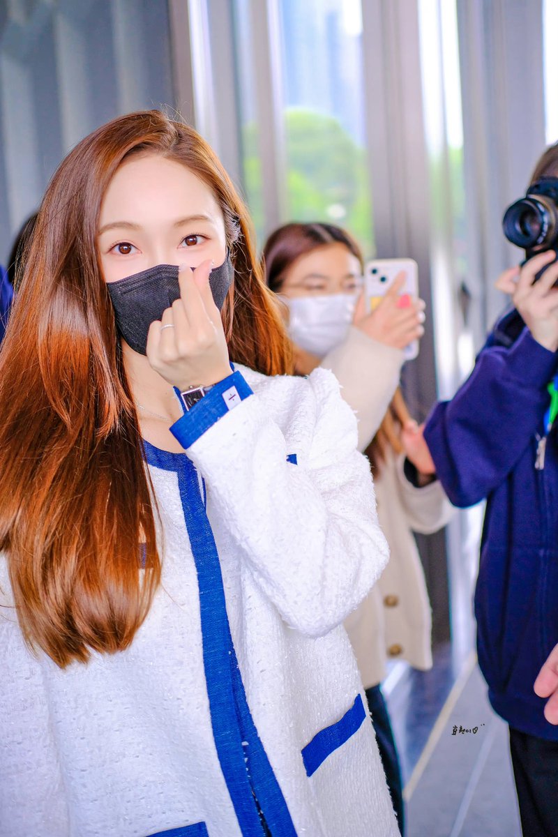 KYRSYJ's tweet photo. 220418 Jessica Jung leaving hotel heading to ‘Sisters Who Make Waves 3’ 

©️ 活了418年的猫

#SHININGJESSICADAY
#BrighterJessicaDay
#HAPPY_JESS_DAY https://t.co/3AQYfFJHAM