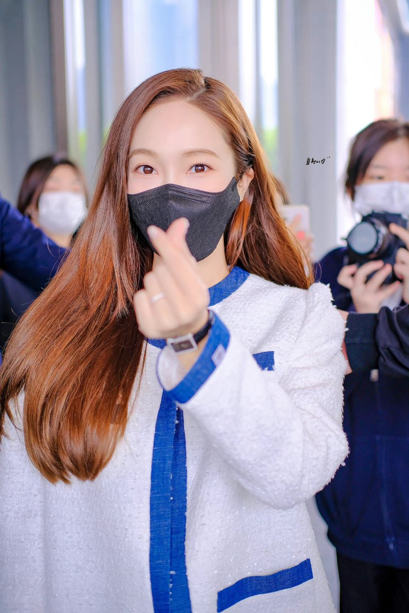 KYRSYJ's tweet photo. 220418 Jessica Jung leaving hotel heading to ‘Sisters Who Make Waves 3’ 

©️ 活了418年的猫

#SHININGJESSICADAY
#BrighterJessicaDay
#HAPPY_JESS_DAY https://t.co/3AQYfFJHAM