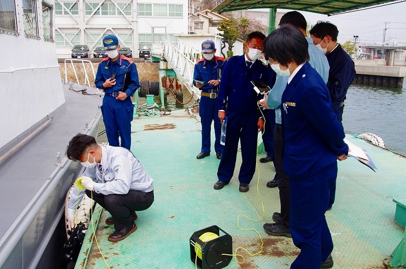 kyowajitsugyo's tweet photo. 4月12日 神戸税関福山税関支署様向けに水中ドローンV6 PLUSのデモを行いました。水中の濁りや液晶が見えない程の日差しなど悪条件でしたがV6PLUSの一定距離を保つ機能を活用して、
船外水中に隠れている密輸品の摘発などに役立てるかを検証しました。#水中ドローン #FIFISH #V6PLUS #福山市 #広島県 https://t.co/RRMSk98qp5