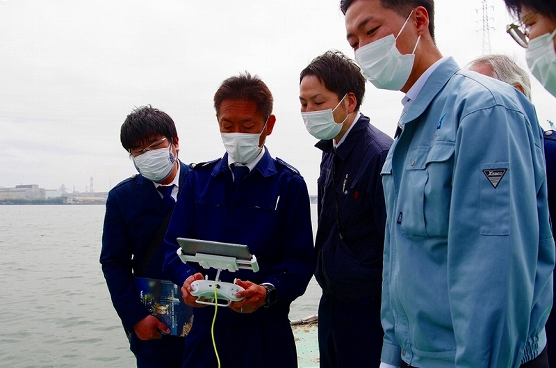 kyowajitsugyo's tweet photo. 4月12日 神戸税関福山税関支署様向けに水中ドローンV6 PLUSのデモを行いました。水中の濁りや液晶が見えない程の日差しなど悪条件でしたがV6PLUSの一定距離を保つ機能を活用して、
船外水中に隠れている密輸品の摘発などに役立てるかを検証しました。#水中ドローン #FIFISH #V6PLUS #福山市 #広島県 https://t.co/RRMSk98qp5