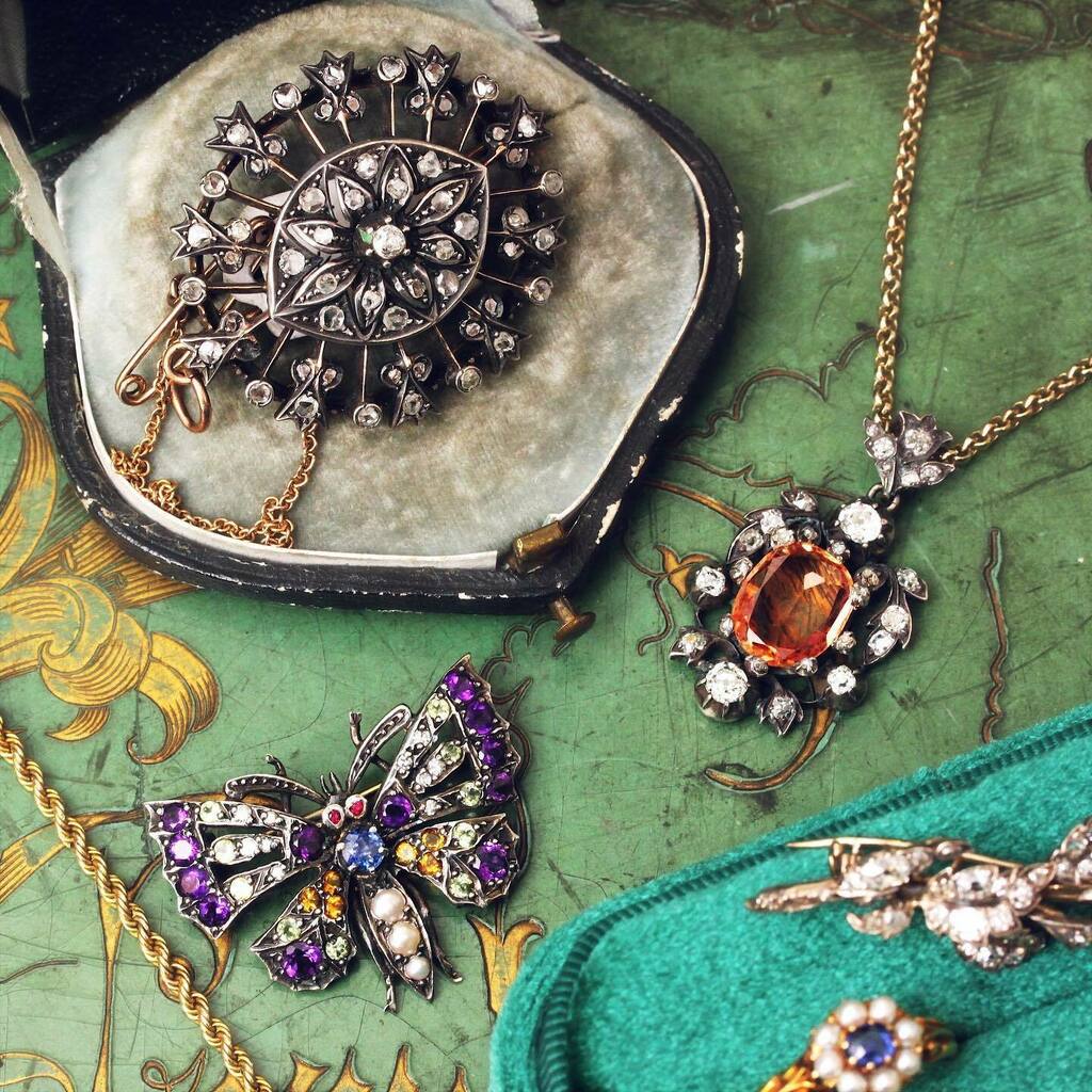 fetheray's tweet photo. We’ve still got ડρ𝕣ⅈꪀᧁ fever and just love all these vibrant hues together! 

#springflatlay #antiquejewellery #oldjewels #antiquecut #oldcut #georgianjewelry #georgianjewellery #lovegold #georgianbrooch #victorianjewelry #buyoldjewels #springjewels … https://t.co/rc0gCM29BR https://t.co/WP8FL5zKBy