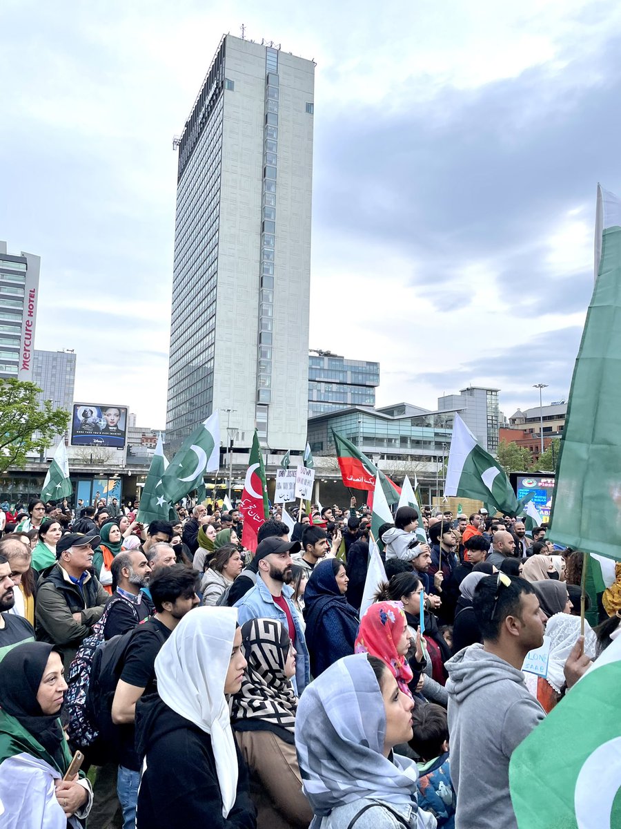 Sadia_Sh05's tweet photo. Manchester protest against the imported corrupt government! @drsiddique_17  #امپورٹڈ_حکومت_نامنظور #امپورٹڈ_گورمنٹ_نامنظور #imrankhanPTI #BehindYouSkipper #امریکی_غلامی_نامنظور #myleaderimrankhan #ImranKhanZindabad #PakistanZindabad 🇵🇰✌🏻 https://t.co/UZzjxCV4lS