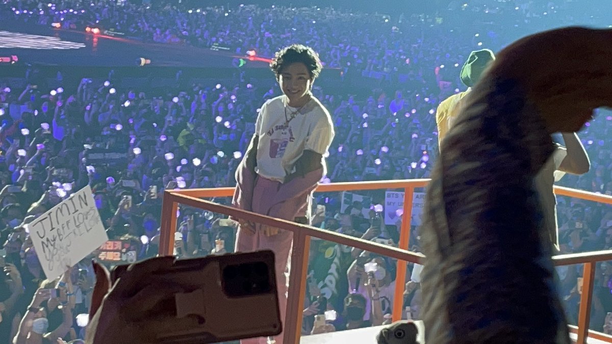 lmlgargolas's tweet photo. Este es mi tercer concierto de BTS, pero me lo goce como si fuera el primero! Y pude ver al jevo mas de cerquita, es hermoso π aparte pude visitar Las Vegas por primera vez, soooo es un win win for me!! Esperando el comeback!! π @BTS_twt #PTD_ON_STAGE_LV #VBias https://t.co/TF3IRXyssC