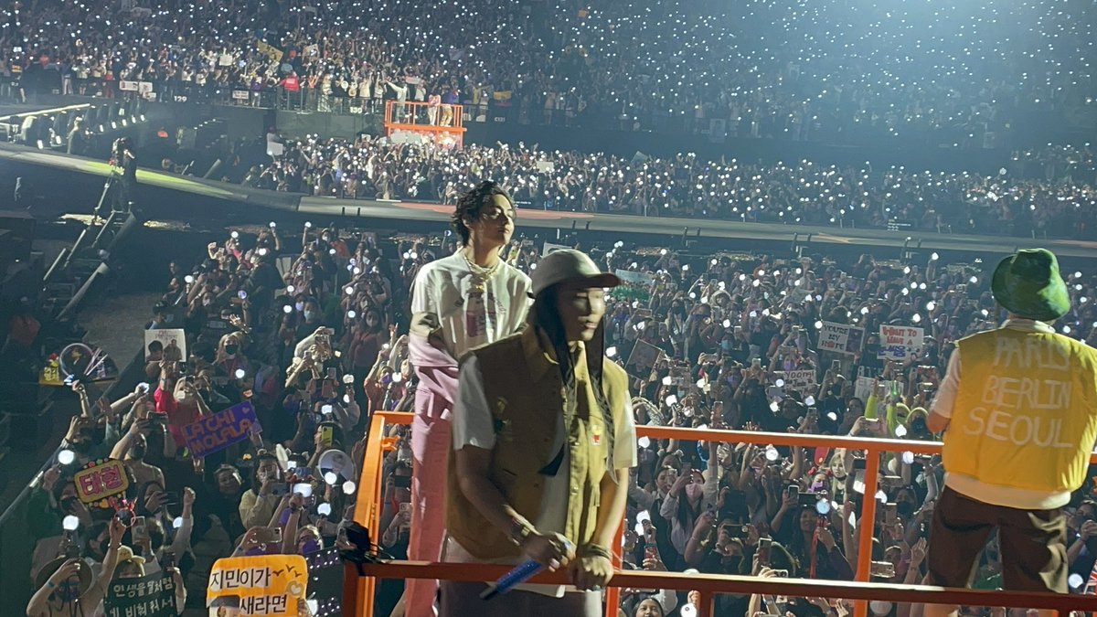 lmlgargolas's tweet photo. Este es mi tercer concierto de BTS, pero me lo goce como si fuera el primero! Y pude ver al jevo mas de cerquita, es hermoso π aparte pude visitar Las Vegas por primera vez, soooo es un win win for me!! Esperando el comeback!! π @BTS_twt #PTD_ON_STAGE_LV #VBias https://t.co/TF3IRXyssC