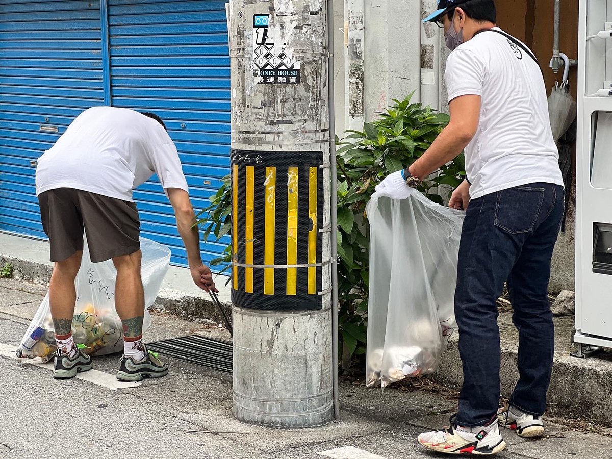 SLAMJAPAN's tweet photo. 【LOCAL CLEAN UP】
今回もご参加頂きありがとうございます!!
今回も大量のゴミ(空き缶、タバコの吸い殻、割り箸など】
を回収し国際通りをキレイにできました!
ポイ捨てをしない意識をしましょう!
※写真最後は衝撃的なゴミが...
#SLAM那覇店 #locker #国際通り #ゴミ拾い #掃除 #localcleanup https://t.co/5UWo57JjTy