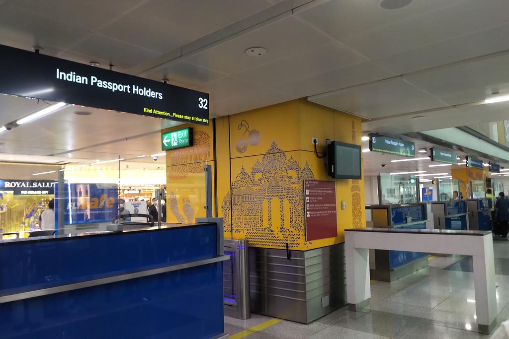 Serpentine queues of tired Indian nationals returning home early in the morning but 6 immigration counters remain unmanned... what happened to efficiency? <a href="/DelhiAirport/">Delhi Airport</a>