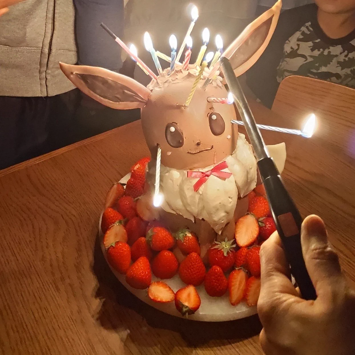 【話題】夫のお誕生日で苺畑で遊ぶイーブイのケーキを作りました☺️