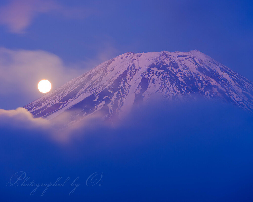 富士山から昇るピンクムーン。 Apr 16, 2022