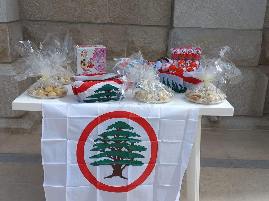 fouadkhreiss's tweet photo. جدل عبر مواقع التواصل بعد توزيع القوات اللبنانية بيض "كيندر" بمناسبة عيد الفصح أمام أحد الكنائس: كان وزير الصحة قد طلب سحبها من الأسواق للاشتباه بتسببها بـ"السالمونيلا"! https://t.co/S3mAg4deJr