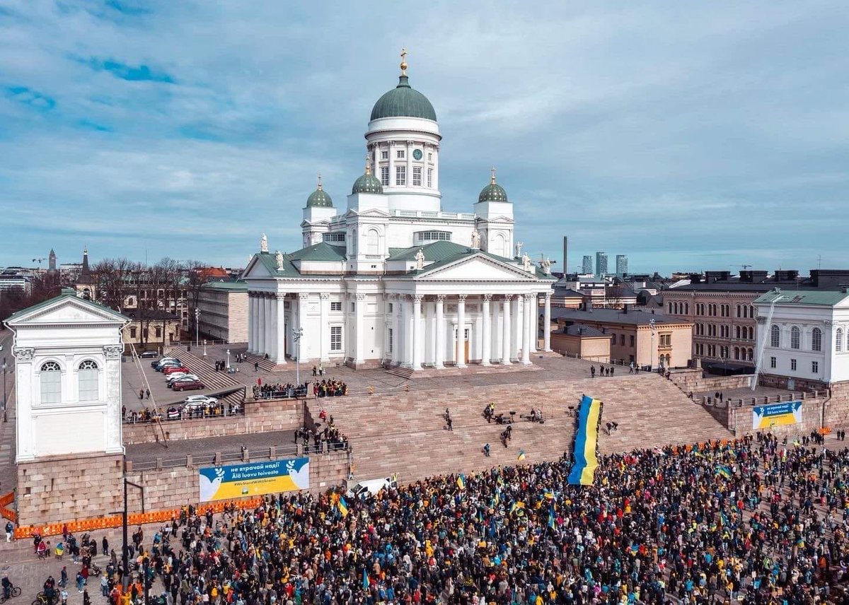 UA_Emb_FI's tweet photo. FINLAND STANDS WITH UKRAINE  💙💛

About 6,000 people gathered today in Helsinki's Senate Square to show their solidarity with Ukraine and to demand stronger action from the EU to end the Russian war. The demonstration was organized by @UkrAssocInFinn. 

📸Antti Yrjönen https://t.co/JswZTm18Mq