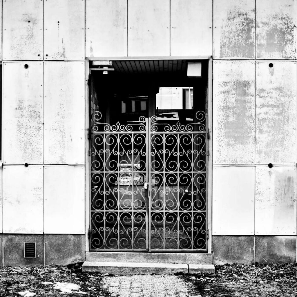#streetphotography #gate #blacknwhite #blackandwhite #blackandwhitephotography #bw #bnwphotography #porvoo #borgå #runeberginpuisto #fujifilmxe1 #ttartisans23mm14 instagr.am/p/CcfVwAFtrZ-/