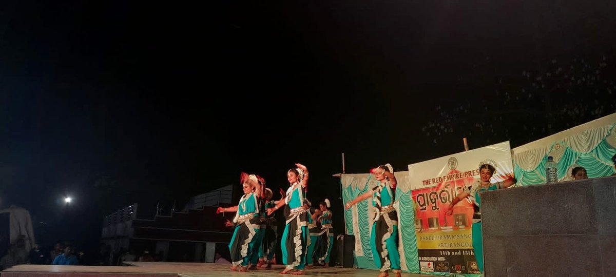 _TheRedEmpire_'s tweet photo. Dancing is an art form, a person can express their thoughts and feelings. All we needed were some good legends to dedicate their love and devotion to the oldest Indian dance form odishi, the famous folk dance of odisha "sambalpuri" and fusion. https://t.co/vwE73vk1Bs