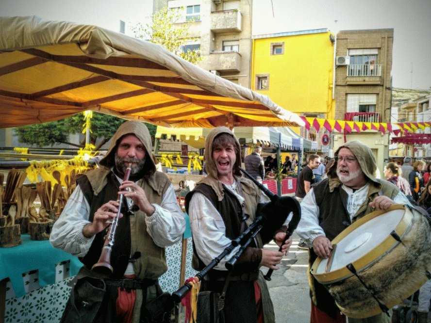 IsaacMorera's tweet photo. Acabat el mercat medieval de Calonge el cos està trinxat després de 10 passis itinerants de 45min. (quasi 8h) tocant, bramant, interactuant amb el públic i "cosint" tot el recinte, amb @InTrobaVeritas . Ara, felicitat absoluta...
#NoReplay #Viuelquefas #Transmetelquesents https://t.co/3vyA0ykBMw