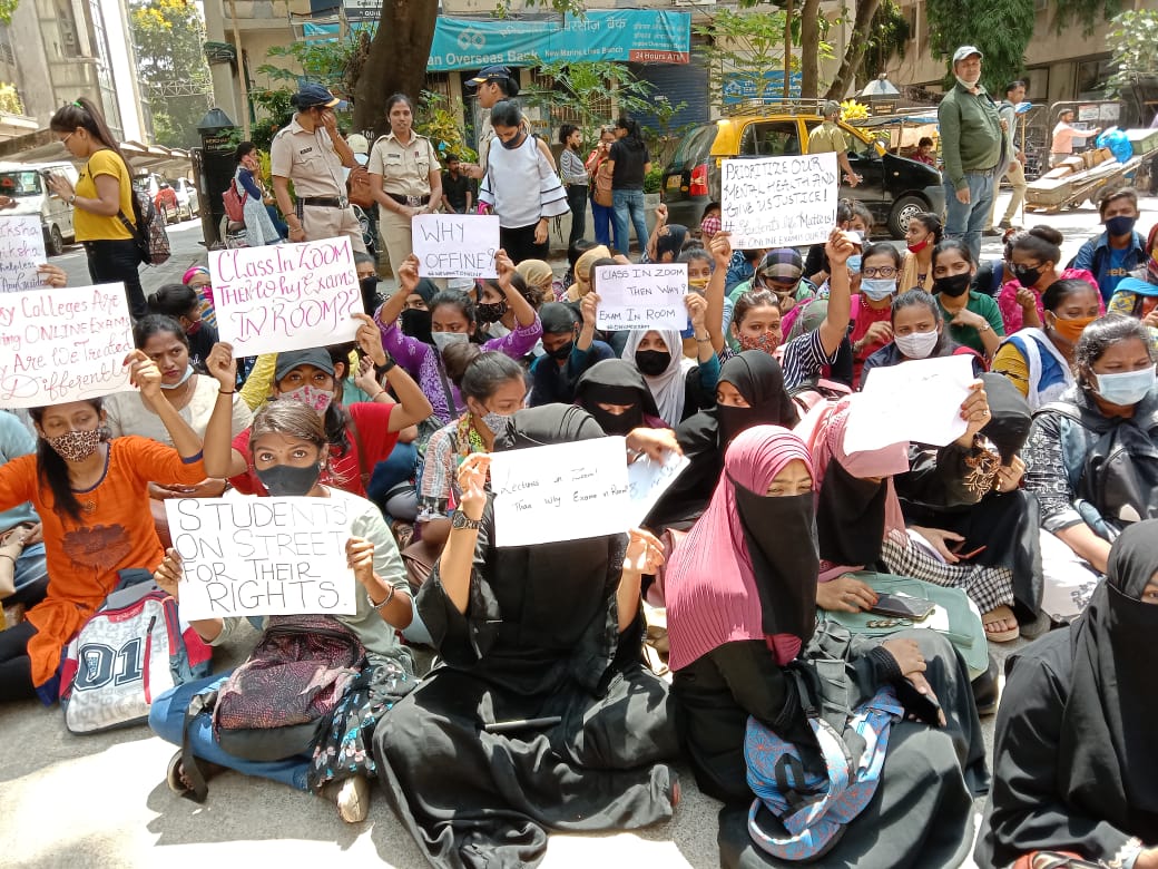 aaditi_ghagare's tweet photo. ON ROAD FOR OUR RIGHT.
THAT'S HOW STUDENTS ARE TREATED IN THERE OWN COLLEGE, UNIVERSITY AND STATE 
#jaisishikshavaisipariksha #Shame @samant_uday @CMOMaharashtra @PMOIndia @AmitShah @abplivenews @sndtwu @RTEInitiative @EduMinOfIndia @DGPMaharashtra @ShashiWanjari @Uni_Mumbai https://t.co/D8fizfgA3A