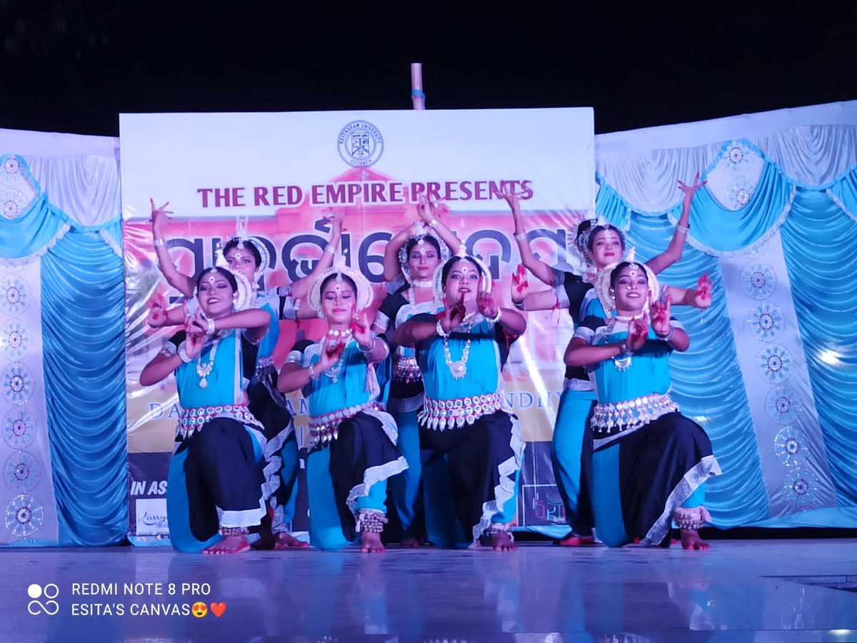 _TheRedEmpire_'s tweet photo. Dancing is an art form, a person can express their thoughts and feelings. All we needed were some good legends to dedicate their love and devotion to the oldest Indian dance form odishi, the famous folk dance of odisha "sambalpuri" and fusion. https://t.co/vwE73vk1Bs