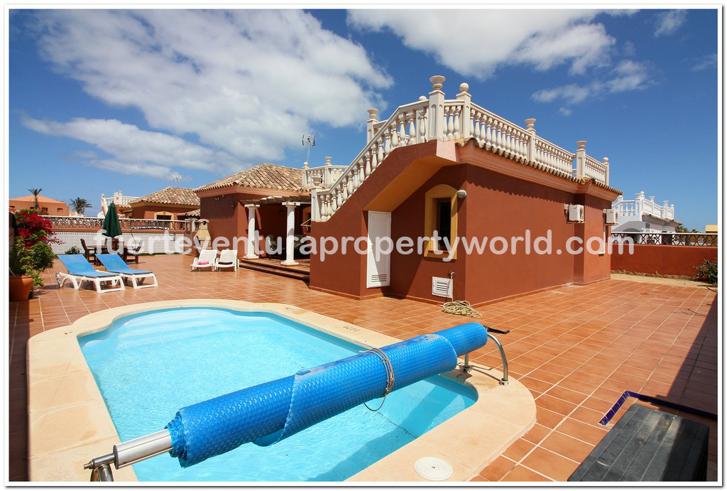 FUEProperty's tweet photo. Furnished 3-bed detached villa in a quiet neighbourhood of #Corralejo #forsale for 350.000€! Ideal as permanent or holiday home/let with appropriate licence https://t.co/D2f5DbVnqs #Fuerteventura #property #RealEstate #Canarias #Spain #HomeInTheSun #HomeInSpain https://t.co/P8zmUX4h1s
