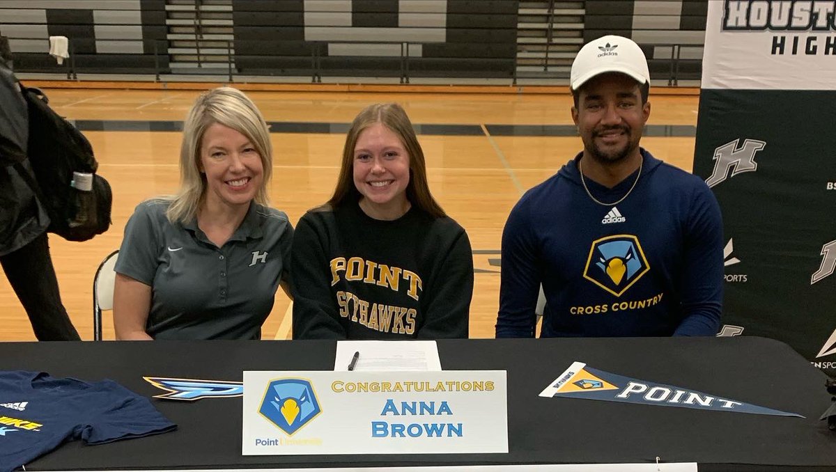 annamo__'s tweet photo. officially a skyhawk💙💛 https://t.co/YhzHP69yna