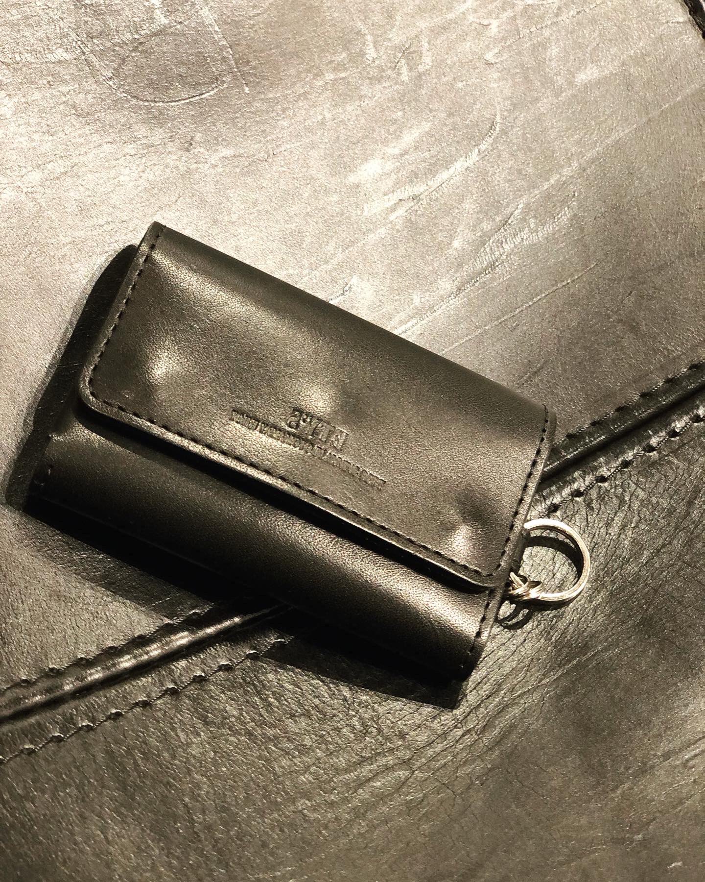 【YOHJI YAMAMOTO】LEATHER TRI-FOLD MINI WALLET/ミニ財布 LEATHER TRI-FOLD MINI WALLET – THE SHOP YOHJI YAMAMOTO