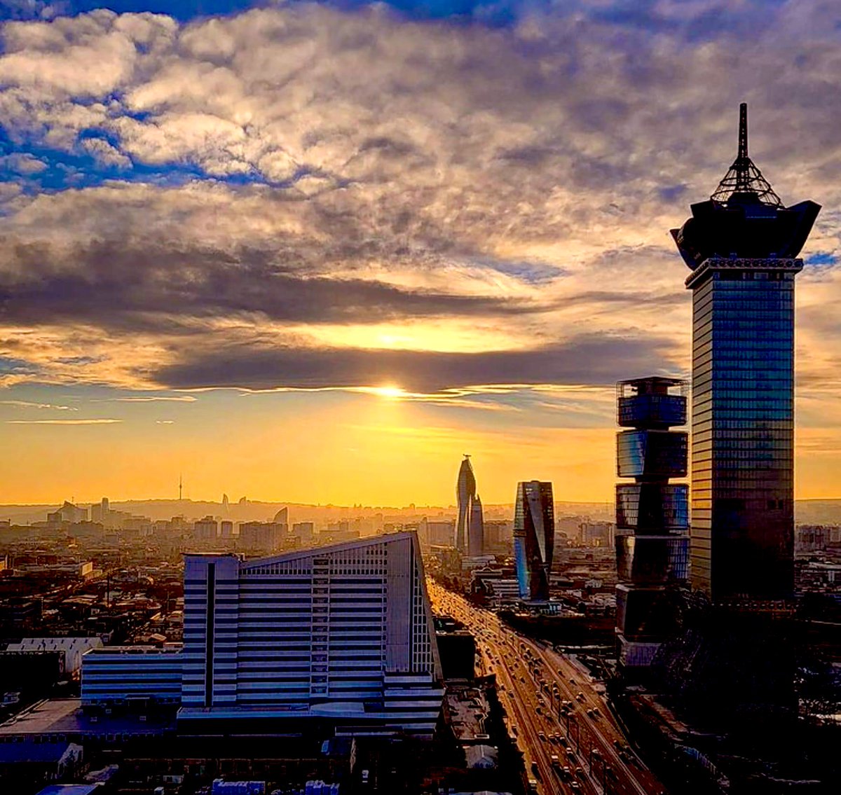 AzerRealidad's tweet photo. Amanecer en #Azerbaiyán 
#fotografia de una ciudad pujante, que mira al futuro https://t.co/EcWUFgwB0P