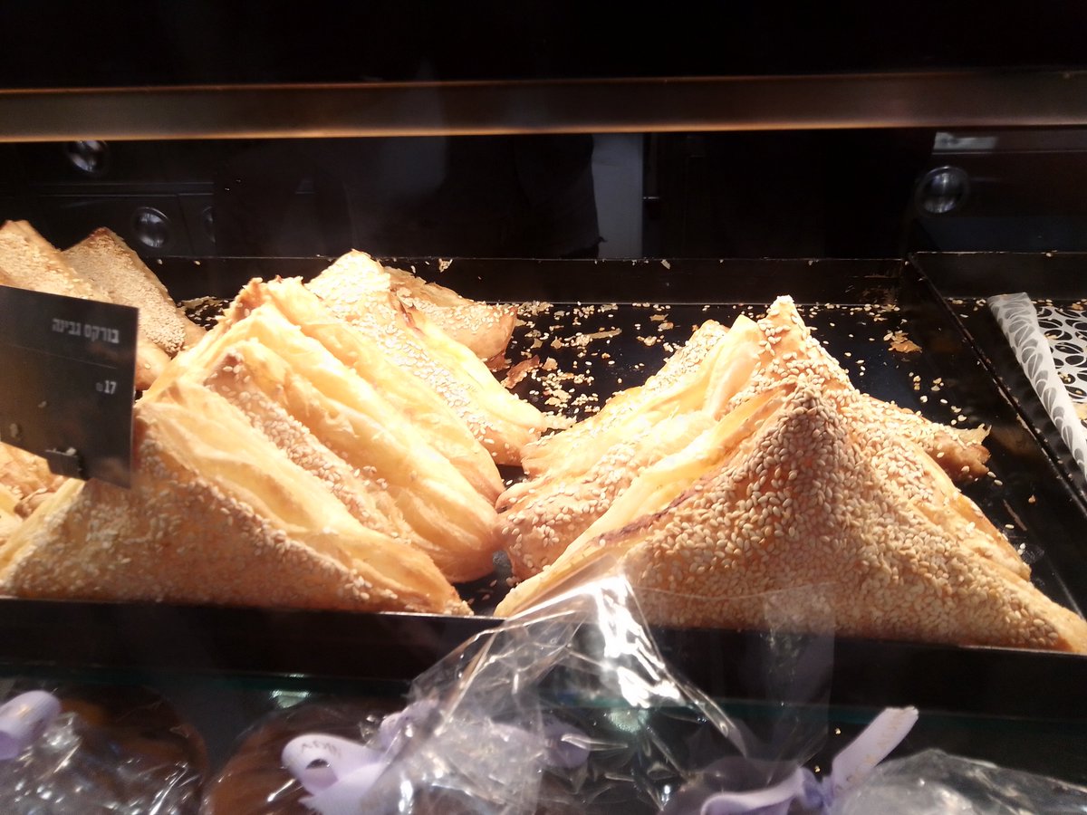 JonathanBerim's tweet photo. PESAJ: ante la prohibición del consumo de #jametz (panificados fermentados), las panaderías optan por producir artículos similares con elementos permitidos (como fécula de papa o maíz). En este caso, son solo aptos para quienes consumen kitniot. #ViviendoLasFiestas #SoloEnIsrael https://t.co/9QWiomC1ne