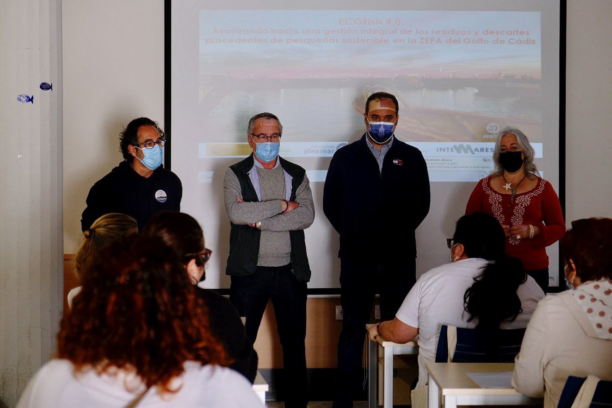 El Delegado de Juventud y Playas, José Bernal, ha recibido a las participantes en los #talleres de la segunda edición de #RedEcoAzul del <a href="/ProyectoEcofish/">Ecofish</a>. 

#Sanlúcar #Pesca 

⏬HILO⏬