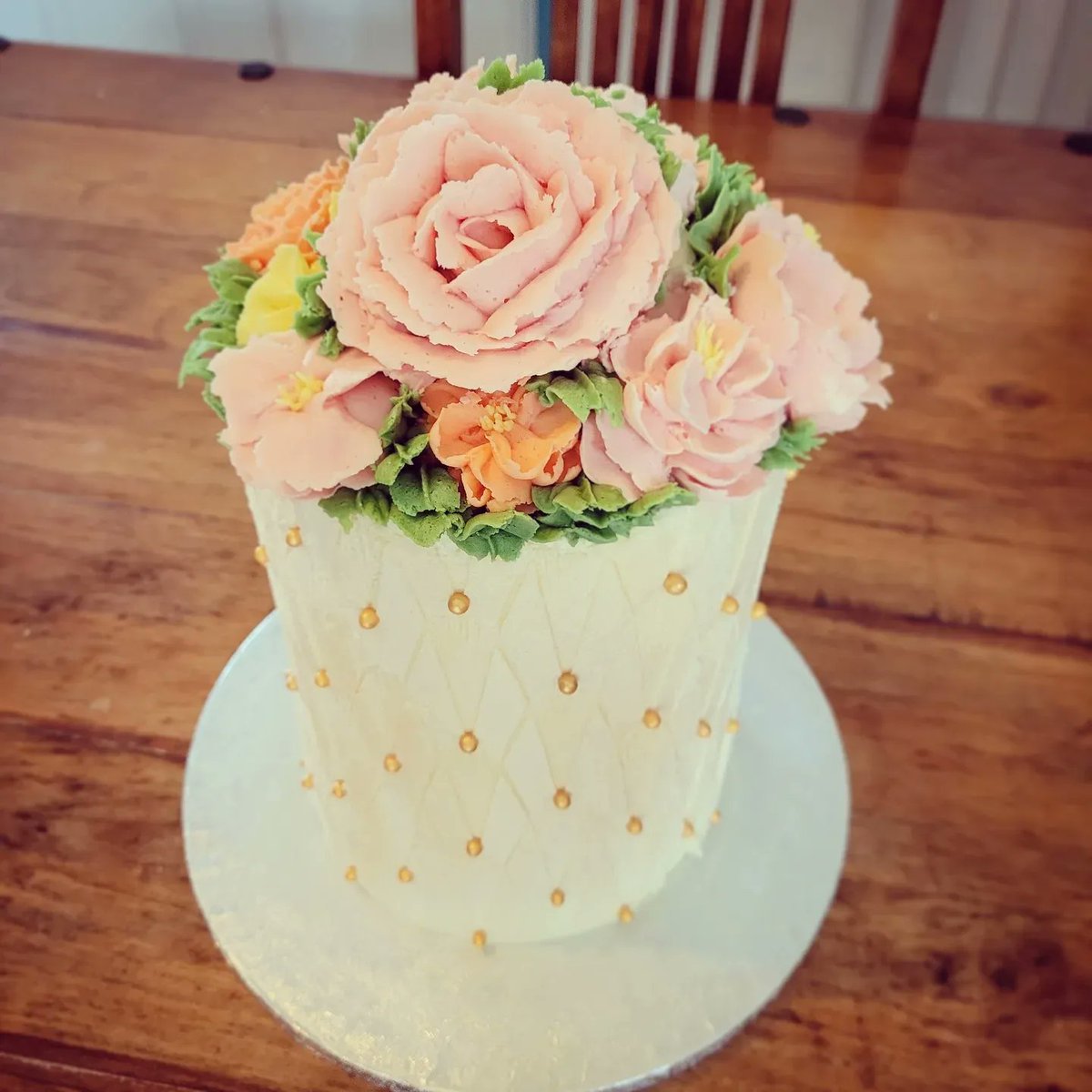 annalou78's tweet photo. I wanted to give her flowers, so I made some.
Soundtrack to the bake was @Nick_Parker1 and the False Alarms #bestavenya and #angryporkandtheoccasionalbird 
#cake #cakeflowers #buttercreamflowers #handpiped #flowersforthelady #didisaycake #nom https://t.co/1HLwLKxezJ