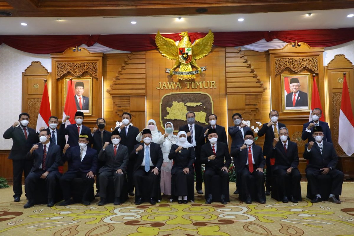 RMArmaya's tweet photo. Setelah melewati proses yang panjang, akhirnya tepat di pertengahan Ramadhan Gubernur mengukuhkan kepercayaan kepada kami secara kolektif-kolegial bersama-sama membantu memberikan masukan pada sektor pendidikan.

Semoga Alloh SWT senantiasa menguatkan lahir dan batin kita. Aamiin https://t.co/NLYjTV5Igp