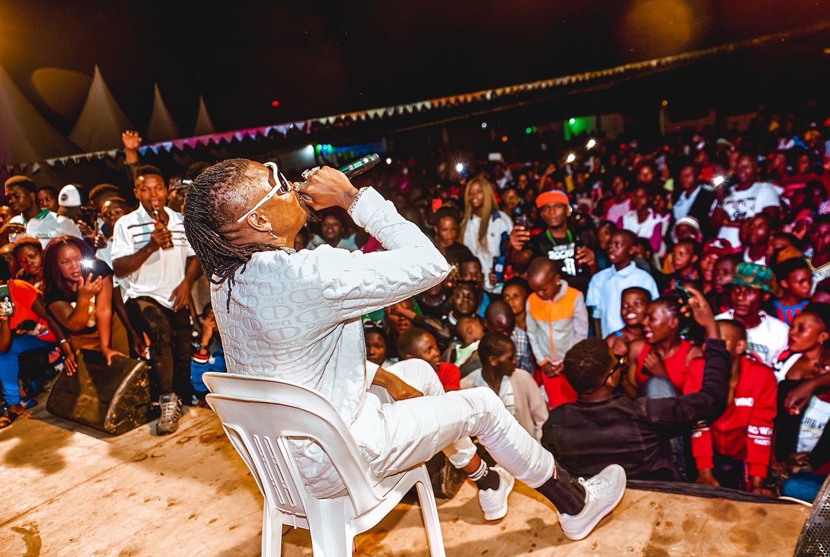 pallasomusic's tweet photo. I injured my knee while performing last night. i had to do all my Performances seated in a chair. The pain is unbearable. I want to inform you that all the booked shows will not be cancelled. But you excuse me for singing in a chair until I get treated for better. Thank U https://t.co/dtKnDZ757L