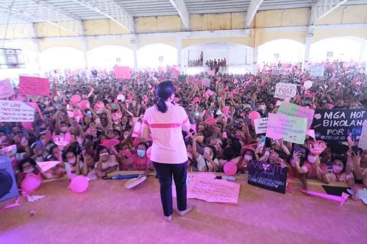 vince2681's tweet photo. Infanta Polillo Island to start a new week of the campaign.
Leni-Kiko supporters gather for the “REINAgkakaisa” People’s Rally toda. Salamat in Infanta, Quezon. 🇵🇭
#InfantaIsPink
#IpanaloNa10ParaSaLahat https://t.co/QXLHPPyYy2