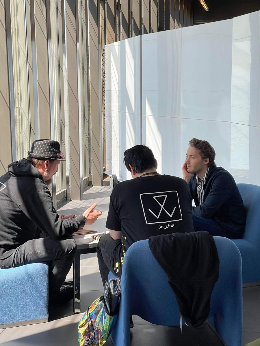 WizardComm's tweet photo. Aujourd'hui, @toby_regbo est au micro de @RNV_Suisse à @Polymanga 🎙️

#wizardcommunication #relationspresse #rp #interview #polymanga #popculture #suisse https://t.co/Vep8dDyHr8