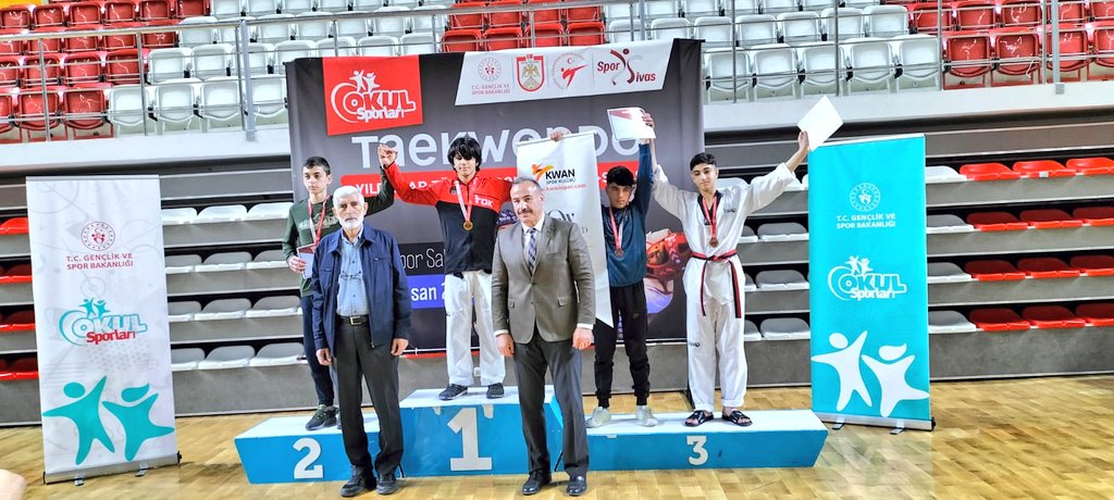 GSB_Elazig's tweet photo. 📍Sivas

📌Okul Sporları Teakwondo Yıldızlar Türkiye Finalinde 
Aziz Gül Ortaokulu öğrencimiz Bedirhan KAYA 65 Kg'da Türkiye 3.sü olmuştur. 🥉🏆
Sporcumuzu ve okul idarecilerimizi tebrik ediyor, başarılar diliyoruz.👏
@gencliksporbak @kasapoglu https://t.co/nJuz4Ij2Wk