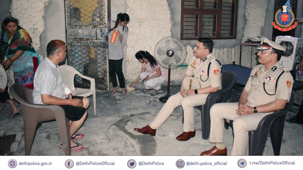 Delhi Police (@delhipolice) on Twitter photo рджрд┐рд▓реНрд▓реА рдкреБрд▓рд┐рд╕ рдХрдорд┐рд╢реНрдирд░ <a href="/CPDelhi/">CP Delhi #DilKiPolice</a> #рдЬрд╣рд╛рдБрдЧреАрд░рдкреБрд░реА рд╣рд┐рдВрд╕рд╛ рдХреЗ рджреМрд░рд╛рди рдШрд╛рдпрд▓ рд╣реБрдП рд╕рдм рдЗрдВрд╕реНрдкреЗрдХреНрдЯрд░ рдореЗрджрд╛ рд▓рд╛рд▓ рд╕реЗ рдорд┐рд▓реЗред рдЙрдиреНрд╣реЛрдВрдиреЗ рдЙрдирдХреЗ рд╕рд╛рд╣рд╕ рдФрд░ рдХрд░реНрддрд╡реНрдп рднрд╛рд╡рдирд╛ рдХреА рд╕рд░рд╛рд╣рдирд╛ рдХреА, рдЬрд┐рд╕рд╕реЗ рдЕрдирд┐рдпрдВрддреНрд░рд┐рдд рднреАрдбрд╝ рдХреЛ рдирд┐рдпрдВрддреНрд░рд┐рдд рдХрд░рдиреЗ рдореЗрдВ рдорджрдж рдорд┐рд▓реАред рдЖрдпреБрдХреНрдд рдорд╣реЛрджрдп рдиреЗ рдЙрдиреНрд╣реЗрдВ рд╣рд░ рд╕рдВрднрд╡ рдорджрдж рдХрд╛ рдЖрд╢реНрд╡рд╛рд╕рди рджрд┐рдпрд╛ред
#HeroesOfDelhiPolice рджрд┐рд▓реНрд▓реА рдкреБрд▓рд┐рд╕ рдХрдорд┐рд╢реНрдирд░ <a href="/CPDelhi/">CP Delhi #DilKiPolice</a> #рдЬрд╣рд╛рдБрдЧреАрд░рдкреБрд░реА рд╣рд┐рдВрд╕рд╛ рдХреЗ рджреМрд░рд╛рди рдШрд╛рдпрд▓ рд╣реБрдП рд╕рдм рдЗрдВрд╕реНрдкреЗрдХреНрдЯрд░ рдореЗрджрд╛ рд▓рд╛рд▓ рд╕реЗ рдорд┐рд▓реЗред рдЙрдиреНрд╣реЛрдВрдиреЗ рдЙрдирдХреЗ рд╕рд╛рд╣рд╕ рдФрд░ рдХрд░реНрддрд╡реНрдп рднрд╛рд╡рдирд╛ рдХреА рд╕рд░рд╛рд╣рдирд╛ рдХреА, рдЬрд┐рд╕рд╕реЗ рдЕрдирд┐рдпрдВрддреНрд░рд┐рдд рднреАрдбрд╝ рдХреЛ рдирд┐рдпрдВрддреНрд░рд┐рдд рдХрд░рдиреЗ рдореЗрдВ рдорджрдж рдорд┐рд▓реАред рдЖрдпреБрдХреНрдд рдорд╣реЛрджрдп рдиреЗ рдЙрдиреНрд╣реЗрдВ рд╣рд░ рд╕рдВрднрд╡ рдорджрдж рдХрд╛ рдЖрд╢реНрд╡рд╛рд╕рди рджрд┐рдпрд╛ред
#HeroesOfDelhiPolice