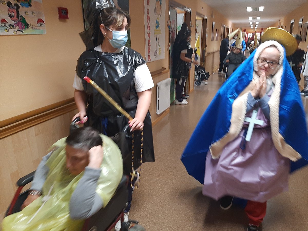 IASSAragon's tweet photo. En el #CAPDI de Zaragoza han tenido una #SemanaSanta muy cumplida: recibieron la visita de la Cofradía de Jesús Nazareno @NazarenosZgz y realizaron también su propia procesión, la de su Cofradía Patio del Olivo 😍 https://t.co/iCRN2adKs9