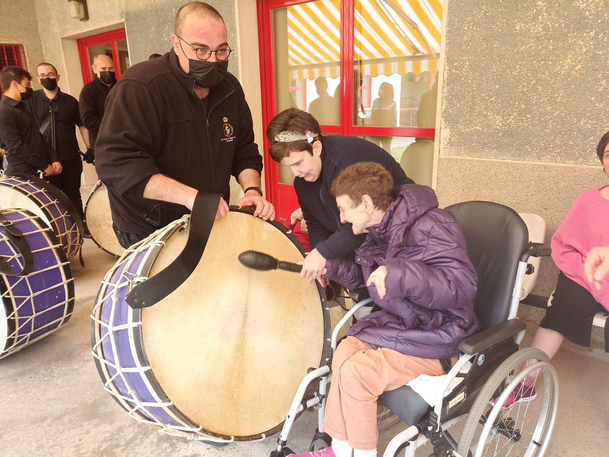 IASSAragon's tweet photo. En el #CAPDI de Zaragoza han tenido una #SemanaSanta muy cumplida: recibieron la visita de la Cofradía de Jesús Nazareno @NazarenosZgz y realizaron también su propia procesión, la de su Cofradía Patio del Olivo 😍 https://t.co/iCRN2adKs9