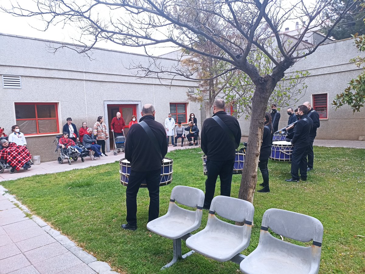 IASSAragon's tweet photo. En el #CAPDI de Zaragoza han tenido una #SemanaSanta muy cumplida: recibieron la visita de la Cofradía de Jesús Nazareno @NazarenosZgz y realizaron también su propia procesión, la de su Cofradía Patio del Olivo 😍 https://t.co/iCRN2adKs9