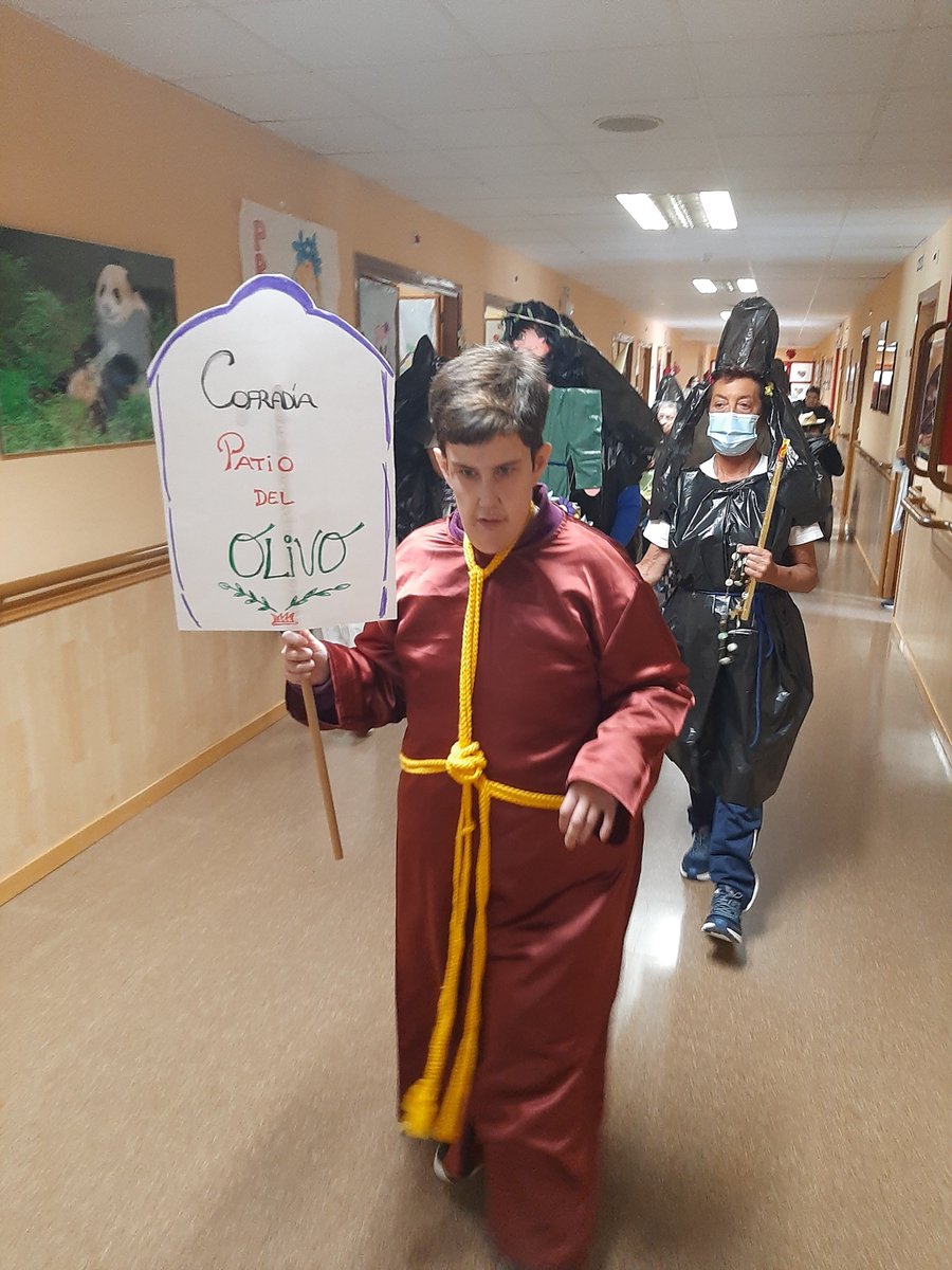 IASSAragon's tweet photo. En el #CAPDI de Zaragoza han tenido una #SemanaSanta muy cumplida: recibieron la visita de la Cofradía de Jesús Nazareno @NazarenosZgz y realizaron también su propia procesión, la de su Cofradía Patio del Olivo 😍 https://t.co/iCRN2adKs9