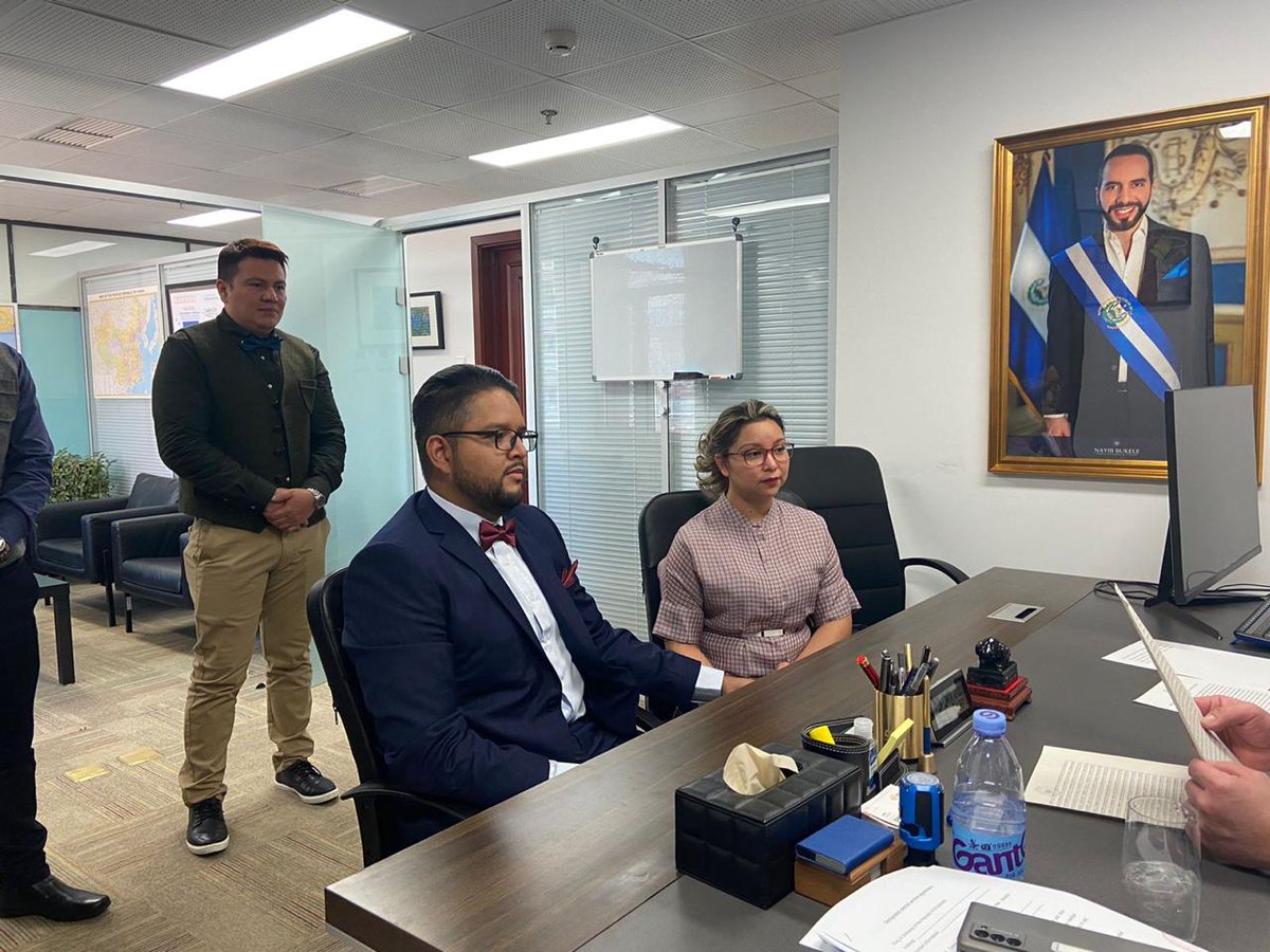 Con gran alegría este fin de semana realizamos la boda civil entre dos salvadoreños residentes en China, adonde tuve el placer de unir en matrimonio a estos dos connacionales. ¡Primera boda civil que se lleva a cabo en la embajada de El Salvador en China, en toda la historia!