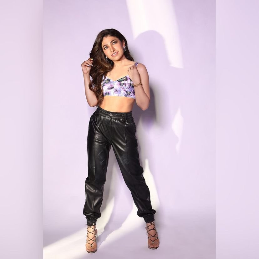 TulsikumarTK's tweet image. Lost in YOU 💜🖤

#SelfStyled 

#TulsiKumar #tkians #tkkesuperbtkians #ootd #jomijhedeewanakarde #lookbook #promotion