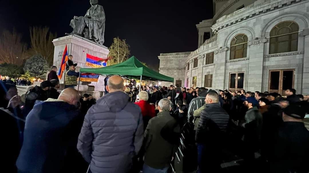 Ереван акции. Оппозиция Армении. Протесты в Ереване. Протесты Ереван 2022. Площадь свободы Ереван сейчас.