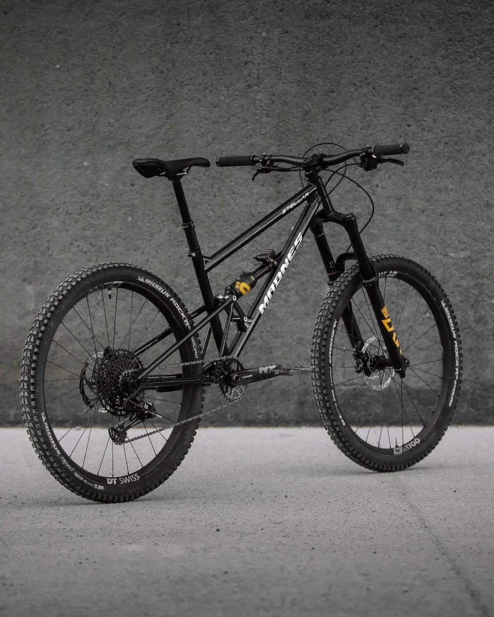 Fully Black Madness Stellar 27.5 😍🤤🤤 love them little splashes of yellow on the build. 
#enduro #enduromtb #steelmtb #mountainbikes #mtb #mtblife #rideordie #endurobike #rujrt #passion #photography #bicycle #madeinfrance #handmade #france  #steelisreal #steelisrealmtb #biker