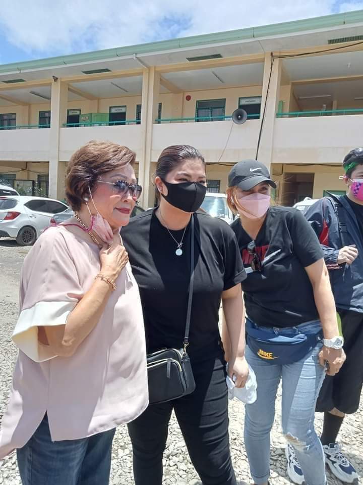 Real life Darna is in Baybay! Angel Locsin visits and give relief packs to the evacuees at Baybay SH and Brgy. Bunga. I remember sa kasagsagan ng bagyong #AgatonPH siya yung unang nag reply sa mga hashtags sa Twitter, thank you miss Angel💗

-Taga Baybay