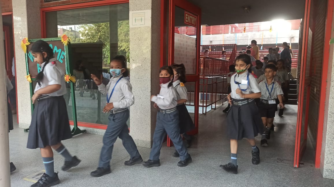 sr_aps's tweet photo. To build a disaster resistant and resilient community, the Disaster management club in coordination with teachers and students conducted mock drill # Atal Mission and Urban Transformation @Ahlconpublic1 @MamthaSays @sanjeevbansal06 @GanguliKuhu https://t.co/hziy2TIaul