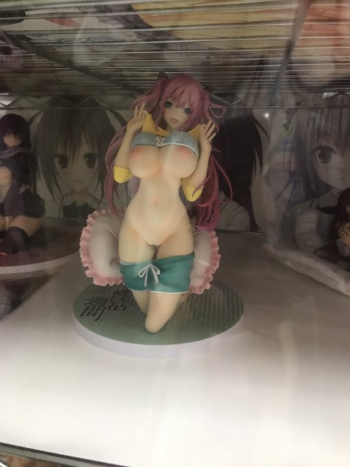 これでどうや。
猫メイドの枕を重石にした。
倒れん事を祈る。 