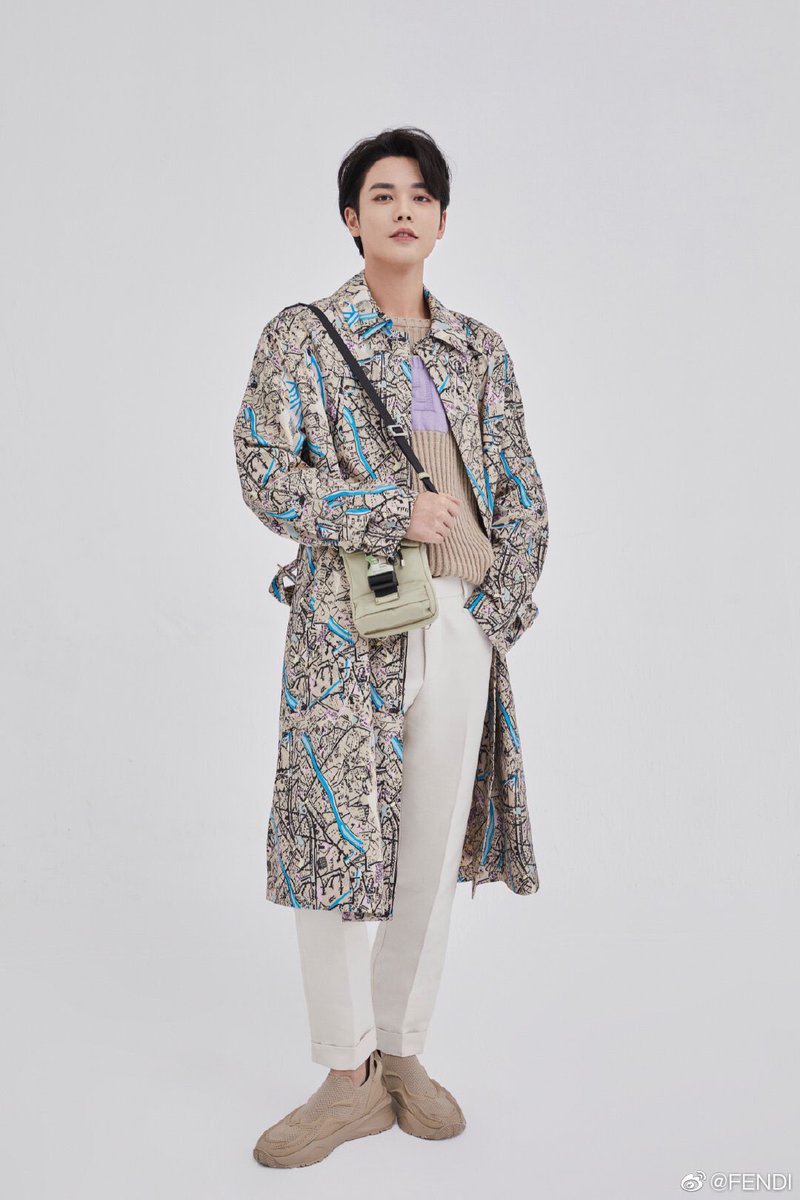 LinYanjun_ID's tweet image. 180422 FENDI Weibo update 

Lin Yanjun untuk brand FENDI SS22

🔗 share.api.weibo.cn/share/29921385…

#LinYanjun #林彦俊 #EvanLin