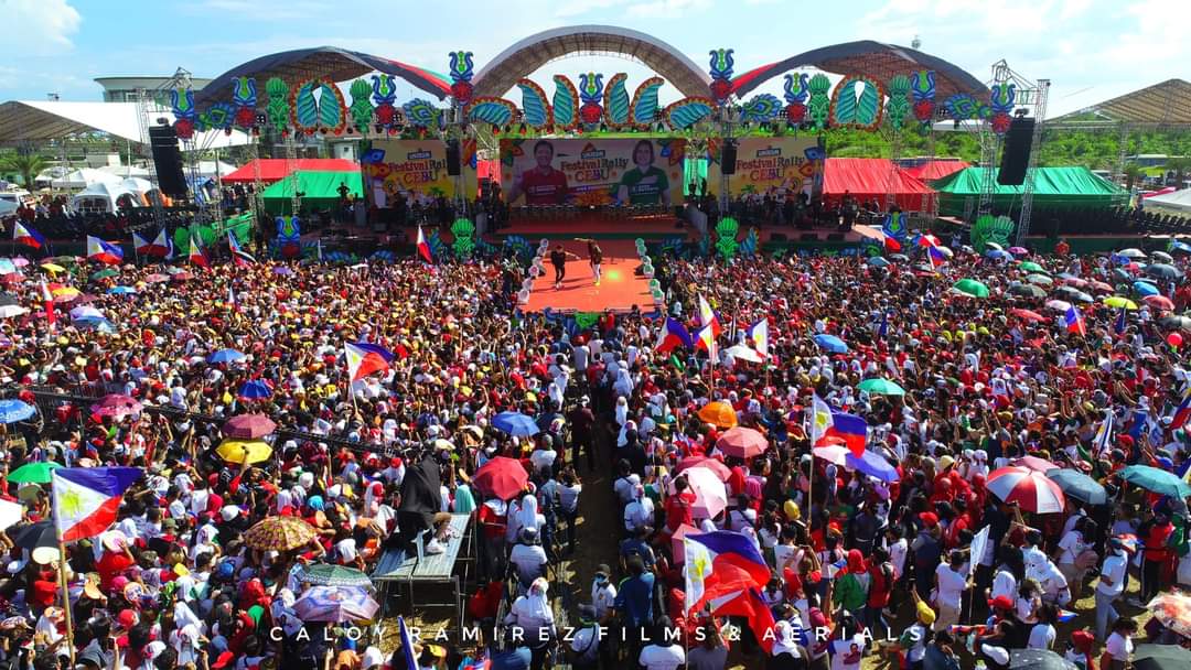 Schiffbeker88's tweet photo. Large crowd already at the site for this evening's rally.

PULA ANG CEBU
#VivaBBMSARA

Source: https://t.co/gHnOnculzL https://t.co/Th2OpEERmX