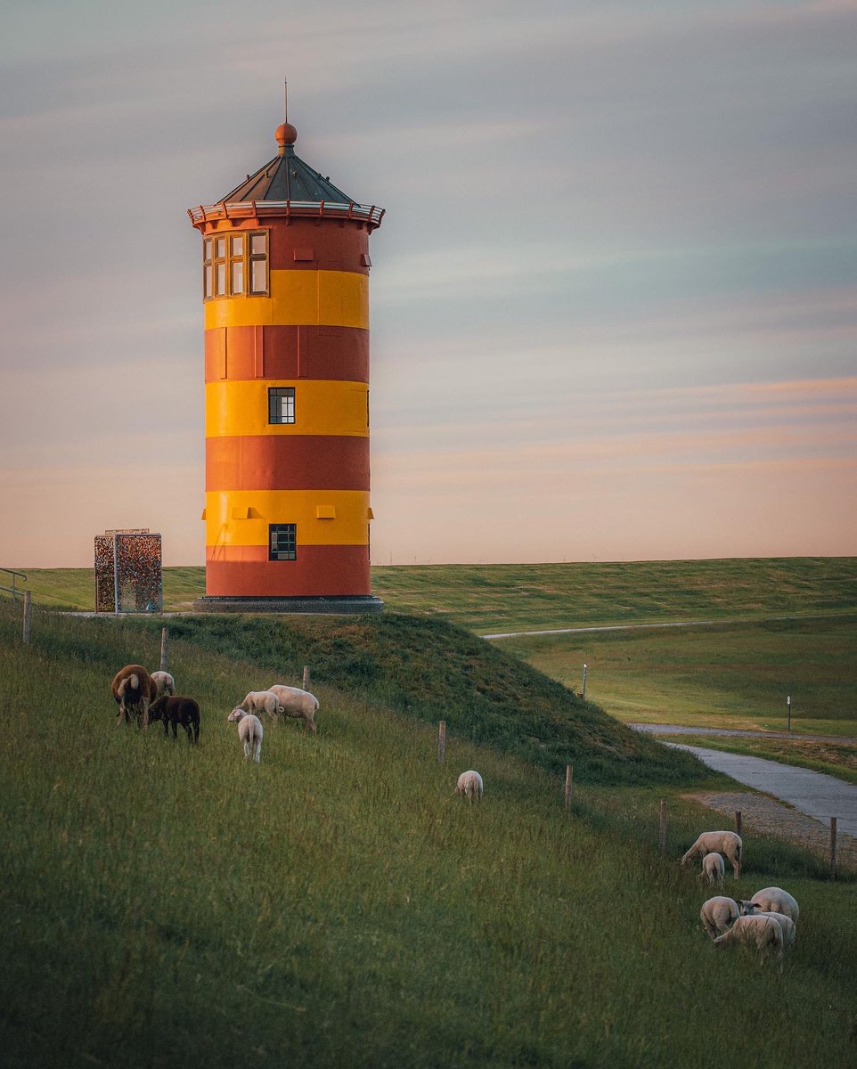 The tranquility of the East Frisian coastline. #greetsiel #pilsum #leuchtturm #ostfriesland #meinniedersachsen #germanytourism @Krummhoern @ostfriesland @tmniedersachsen @GermanyTourism