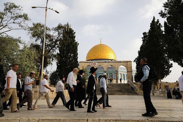 EyeonPalestine's tweet photo. 🇵🇸#Palestine | Al Aqsa mosque this morning, hundreds of settlers broke into the mosque under the protection of occupation forces. https://t.co/gf1ZmBaQTq